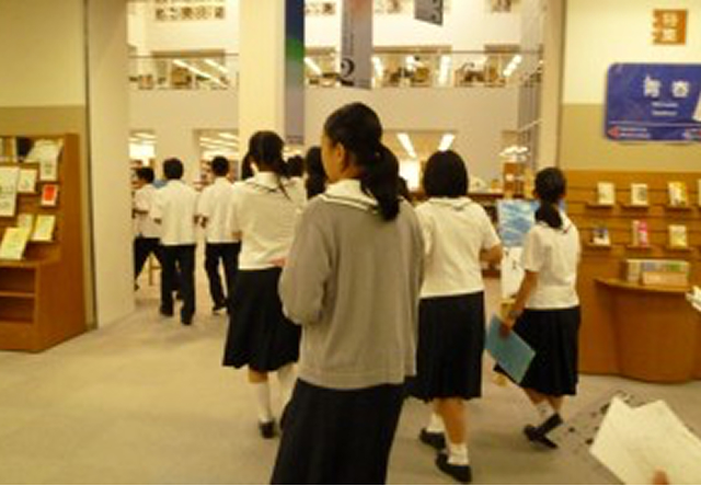 関西学院大学図書館見学（中1）